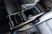 2列目シート用のセンターコンソールボックスには、シートヒーターのスイッチやカップホルダー、小物入れが用意される。