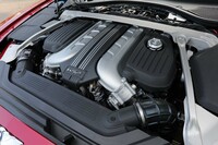 排気量6リッターのW型12気筒エンジンは、V6エンジンを2つ横並びにしたようなシリンダーレイアウトが特徴。「フライングスパー スピード」のそれは最高出力635PS、最大トルク900N・mを発生する。