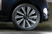 標準装着のホイールのサイズは22インチだが、試乗車はさらに巨大な23インチの鍛造ホイールを装着。タイヤには285/40R23サイズのピレリ製オールシーズンタイヤが組み合わされていた。