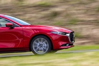 フロントセクションからは、「セダン」と「ファストバック」の区別がつきにくいが、セダンではフロントグリルがクロームメッキとなっているのに対して、ファストバックはスポーティーなイメージを強調するダークメタリック調の塗装を採用。バンパー下部の形状も異なっている(写真はセダン)。