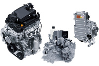 パワートレインを構成する1.5リッターガソリンエンジン(左)と6段シングルクラッチ式AT(中央)、駆動用モーター(右)。