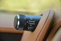 メーターバイザーの左側に備わる、ダイヤル式の走行モードセレクター。基本となるNormalにCustom/Eco/Comfort/Sport S/Sport S+を加えた、計6モードが選べる。
