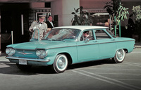 1960年型として登場したゼネラルモーターズ初のコンパクトカーである「シボレー・コルベア」。2.3リッター空冷水平対向6気筒エンジンをリアに搭載。レイアウトはさておき、クロームのモールがボディーをぐるりと囲むデザインは世界中に影響を与えた。