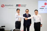 TOYOTA GAZOO RacingとMoneyGram Haas F1 Teamの業務提携発表会見に登壇したMoneyGram Haas F1 Team代表の小松礼雄氏(写真左)とトヨタ自動車会長の豊田章男氏(同中央)、GAZOO Racing Companyプレジデント高橋智也氏(同右)。