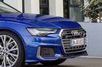 フロントグリルのエンブレム「フォーシルバーリングス」の向きに注目。新しい「A6」に限らず、アウディでは多くのモデルにスラントノーズを用いている。