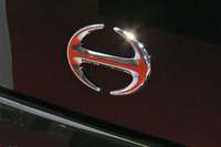 日の出をイメージしたという日野のロゴ。このマークが表すように、同社が再生の道を進むことに期待したい。