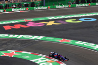 ホンダは、ストレスのかかる高地メキシコでの戦いに実績ある旧スペックのパワーユニットを採用。トロロッソのブレンドン・ハートレーは予選14位、ピエール・ガスリー(写真)は15位ながらパワーユニットとギアボックスを交換したことで降格ペナルティー。最後尾スタートとなった。レースではガスリーが着実にポジションを上げ続け、今年5回目の入賞となる10位。ハートレーは12位でゴールしたが、エステバン・オコンとの接触で5秒加算のペナルティーを受け14位だった。(Photo=Toro Rosso)