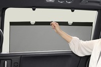 2列目シート大型ロールサンシェードはスライドドアの内側に収納できる。