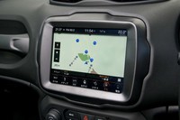 車載インフォテインメントシステム「Uconnect」には新たに地上デジタルテレビチューナーが加えられた。「リミテッド」には8.4インチの大型スクリーンが備わる。