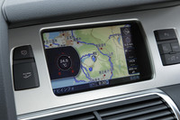 カーナビはDVDタイプからHDDタイプへ進化するとともに、高精細モニターを採用。車載側でiPodのコントロールが可能になったほか、ナビそのものの操作性も向上した。