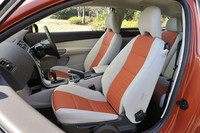 撮影車のシートは、ブロンド/サンバーストオレンジの2トーンカラー。