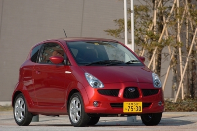 【スペック】全長×全幅×全高=3285×1475×1510mm/ホイールベース=2195mm/車重=850kg/駆動方式=4WD/0.66リッター直4DOHC16バルブ(54ps/6400rpm、6.4kgm/4400rpm)/価格=136万9200円(テスト車=150万450円/2灯式HIDハイ&ロービームランプ+R1 ADDZESTサウンドシステム MD=CDプレーヤー&AM/FMチューナー一体120Wオーディオ(ウーファー付4スピーカー)+UVカット機能付濃色ガラス(リアクォーター&リアゲート)=16万2750円)