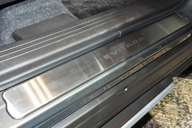 スズキeビターラZ 用品装着車(サイドシルスカッフ)