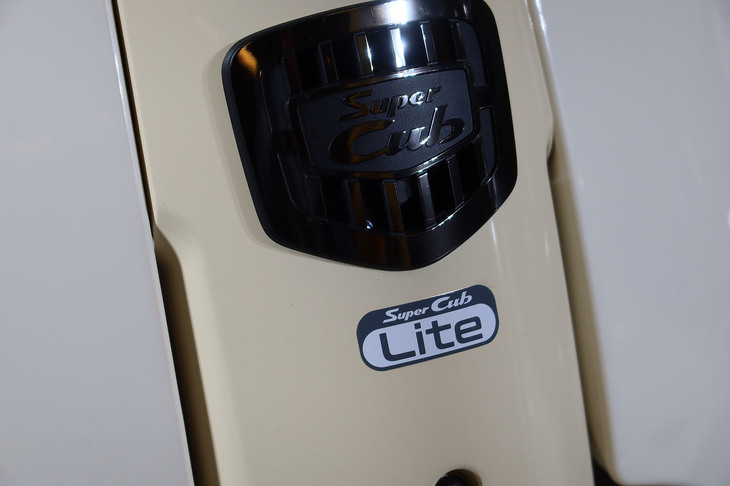 ホンダの新基準適合モデルには、車名にも見られる「Lite」のロゴが添えられる。このワードは手軽さや親しみやすさを表現したもので、「原付免許で乗れるバイクの目印」としての役割も担うという。