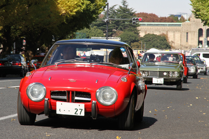 外苑前のいちょう並木を行く、先頭から1966年「トヨタ・スポーツ800」、1966年「日産シルビア」など。