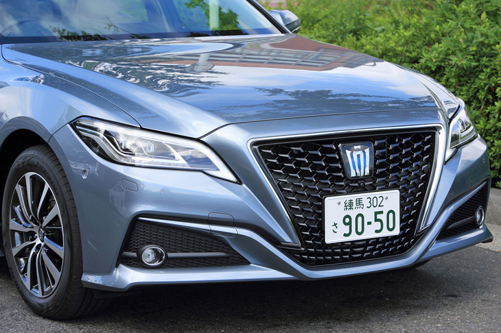 若いユーザーがターゲットだという15代目「クラウン」。逆台形のフロントグリルや切れ長のヘッドライトデザインによってスポーティーなイメージを表現した。