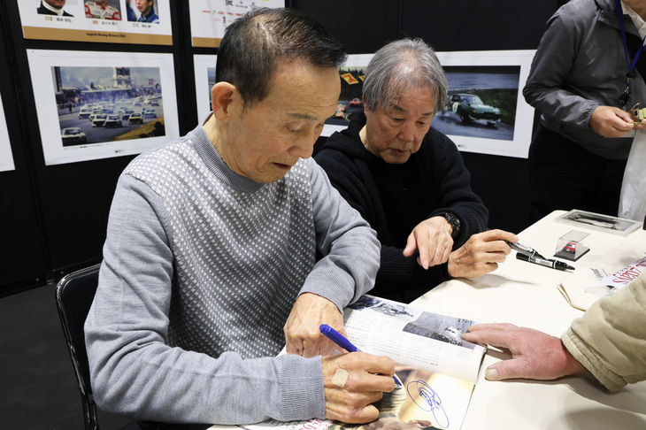 レジェンドレーシングドライバーズクラブはサイン会も行った。1960年代から1970年代にかけて日産の通称“追浜ワークス”のエース格だった北野 元氏(左)と、当時はいわば2軍の“大森ワークス”所属だった星野一義氏(右)。
