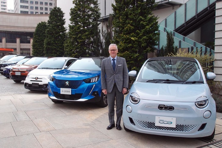 Stellantisジャパンのポンタス・ヘグストロム代表取締役兼CEOと、各ブランドを代表する車両とのフォトセッション。