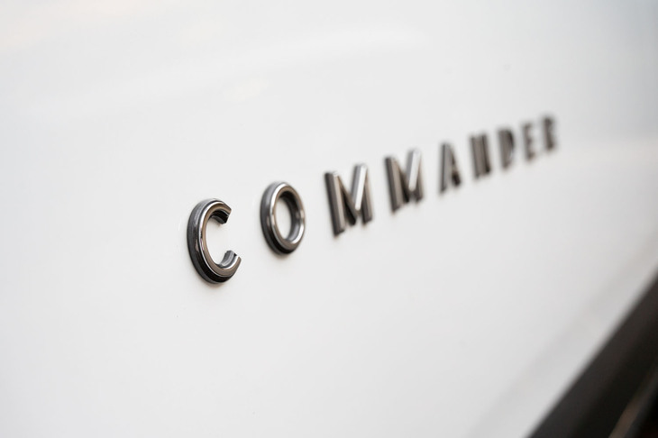 ジープの車種に「COMMANDER(コマンダー)」という車名が用いられるのは、これが2回目。“初代”は2005年に発表された3列シートの大型SUVで、当時のジープのフラッグシップモデルだった。