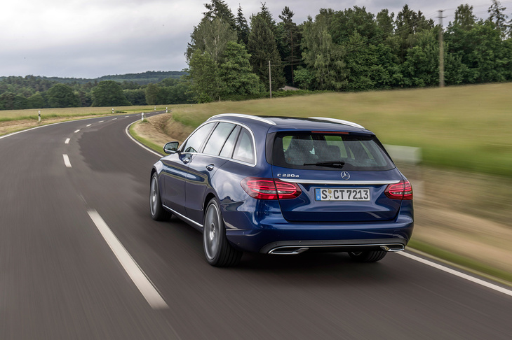 「C220d」に搭載される直列4気筒ディーゼルエンジンは、「Eクラス」で採用された最新ユニットと同じ「OM 654」型。アルミブロックを使用することなどで先代より16%軽量化。