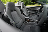 「600LTスパイダー」には、シートバックが固定された「P1」ゆずりのカーボン製レーシングシートも用意されるが、テスト車には上質なレザーシートが装備されていた。