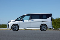 新型「セレナ」のボディーサイズはエントリーグレードの場合で全長×全幅×全高=4690×1695×1870mmと、先代とほぼ同じ。一部グレードは全長4765mm、全幅1715mmで3ナンバーサイズとなる。