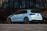 この試乗車のボディーカラーは新規設定色の「クリスタルアイスブルーメタリック×ブラックルーフ」。分かりづらいが、本当にルーフだけが黒く塗られている。