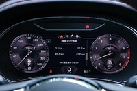 液晶表示のメーターパネル。オーソドックスな2眼タイプのグラフィックが採用されている。