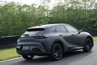 渕野「ちなみにですが、『クラウン スポーツ』はリアバンパーも張り出していて、ちょっとフォルムの一体感を崩しちゃっているんですよ」
ほった「安全性とデザインの両立は、げにムズカシイのですね……」