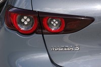 マツダは現在、既存の「マツダ3ファストバックX」(スカイアクティブX搭載車)に乗るユーザーに対し、「eスカイアクティブX」化できる制御プログラムの無償アップデートを検討しているという。