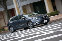 「スポーツツアラーGT」の車両重量は1480kgと、同じパワープラントを積むハッチバック車より50kg重くなっている。