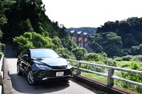 試乗車のボディーカラーは、洗車などで生じる小傷を自動修復できる「プレシャスブラックパール」(5万5000円の有償色)。これを含む全7色のエクステリアカラーが選べる。