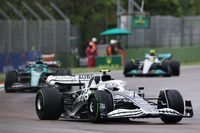 ファクトリーに程近いイモラは、アルファタウリにとってお膝元。そんなホームGPで活躍したのが角田裕毅(写真前)だった。予選では0.004秒という僅差でQ1敗退、16位に沈むも、スプリントではスタートでポジションアップし12位。レースでは一気にポイント圏の10位に躍進、その後はしばし9位を走りながら、レース終盤の48周目にはコース上でケビン・マグヌッセンをオーバーテイク、53周目にはセバスチャン・ベッテルを抜き、そしてスピンの影響で遅れたルクレールをもかわして6位まで上がった。最後にルクレールに抜き返されたものの、開幕戦バーレーンGPに次ぐ今季2度目の入賞となる7位でゴール。チームメイトのピエール・ガスリーは12位完走と、2人のドライバーで明暗が分かれた。(Photo=Getty Images / Red Bull Content Pool)