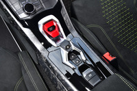 赤いカバーを跳ね上げて、エンジンスタートボタンを押すと、5.2リッターV10ユニットはグワッと吠えて始動する。しかし、その後は意外なほどに静かで従順だ。