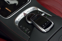 インフォテインメントシステムの操作スイッチ。左側には、走行モードやサスペンション設定の変更ボタンが並ぶ。