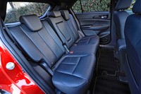 今回のマイナーチェンジでリアシートの前後スライド機構が廃止された。9段階のリクライニング機構は残されている。