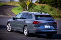 今回試乗した「ゴルフヴァリアントeTSIアクティブ」は、マイルドハイブリッドの「1.0 eTSI」が搭載される上位グレード。車両本体価格は326万5000円。