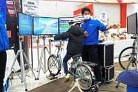自転車のシミュレーションのコーナー。発進前には、ちゃんと後ろを確認しなきゃダメだゾ。