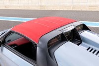 「S660モデューロX バージョンZ」は、ボディーカラーに関わらず、ボルドーレッドの巻き上げ収納式ルーフ(ロールトップ)が組み合わされる。