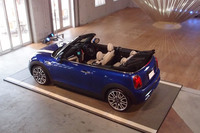 「MINIクーパーS コンバーチブル」のリアビュー。