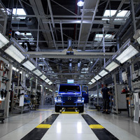 「Gクラス」は、マグナ・シュタイヤーのグラーツ工場で、ていねいな手作業を基本につくられる。写真は、同モデルが先代から現行型へと移行しつつあった2017年当時のもの。