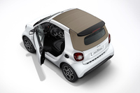 「カブリオ マキアート」。クリスタルホワイトのボディーにベージュのソフトトップが組み合わされる。