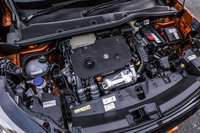 フロントに搭載される1.5リッターの直4ディーゼルターボエンジンは、最高出力130PS/3750rpm、最大トルク300N・m/1750rpmを発生。8段ATを組み合わせる。WLTCモードで20.8km/リッターという燃費も自慢だ。