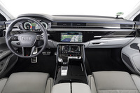 新デザインのステアリングホイールが目を引くインストゥルメントパネル。内装の基本デザインは「A8」に準じたものとなる。