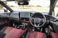 インテリアカラーは“Fスポーツ”でしか選べないフレアレッド。アルミのスポーツペダルとフットレストも装備する。