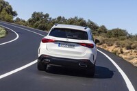 足まわりはフロントがダブルウイッシュボーン式でリアがマルチリンク式。現行の「Cクラス」にはないエアサスがオプション設定されている。