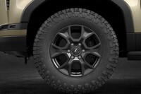 アルミホイールのサイズは18インチ、20インチ、22インチの3種類(写真は“OVERTRAIL”の18インチホイール)。