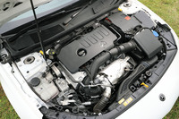 最高出力224PS、最大トルク350N・mを発生する「A250 4MATIC」の2リッター直4ターボエンジン。他のグレードには最高出力136PSの1.3リッターターボが搭載される。