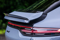 リアエンドに「カイエン ターボ」のものよりも25mm大きいアダプティブリアスポイラーリップを装備。最高速度域でのダウンフォースを最大40kg増加させる効果がある。