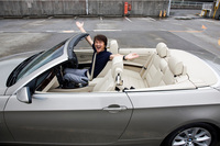 BMWアプルーブドカーセンターにて一目ぼれし、即購入となった金持ちっぽいシャンパンゴールドの「BMW 335iカブリオレ」。納車後「スーパーエリート号」と命名した。2016年のハナシである。